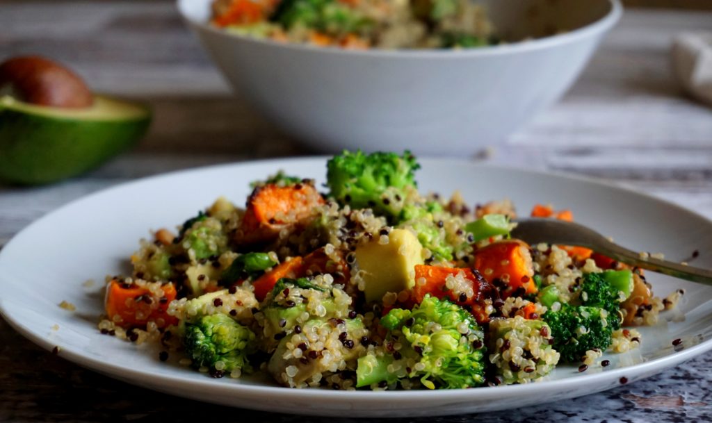 Quinoa salad with roasted pumpkins, broccoli and avocado: a complete vegan meal
