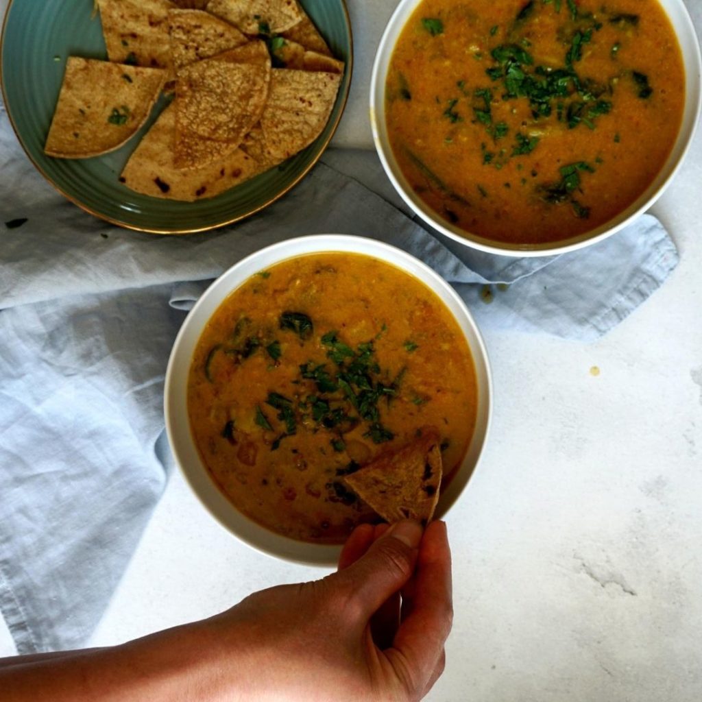 Curry de ervila seca veganos rápido e fácil 