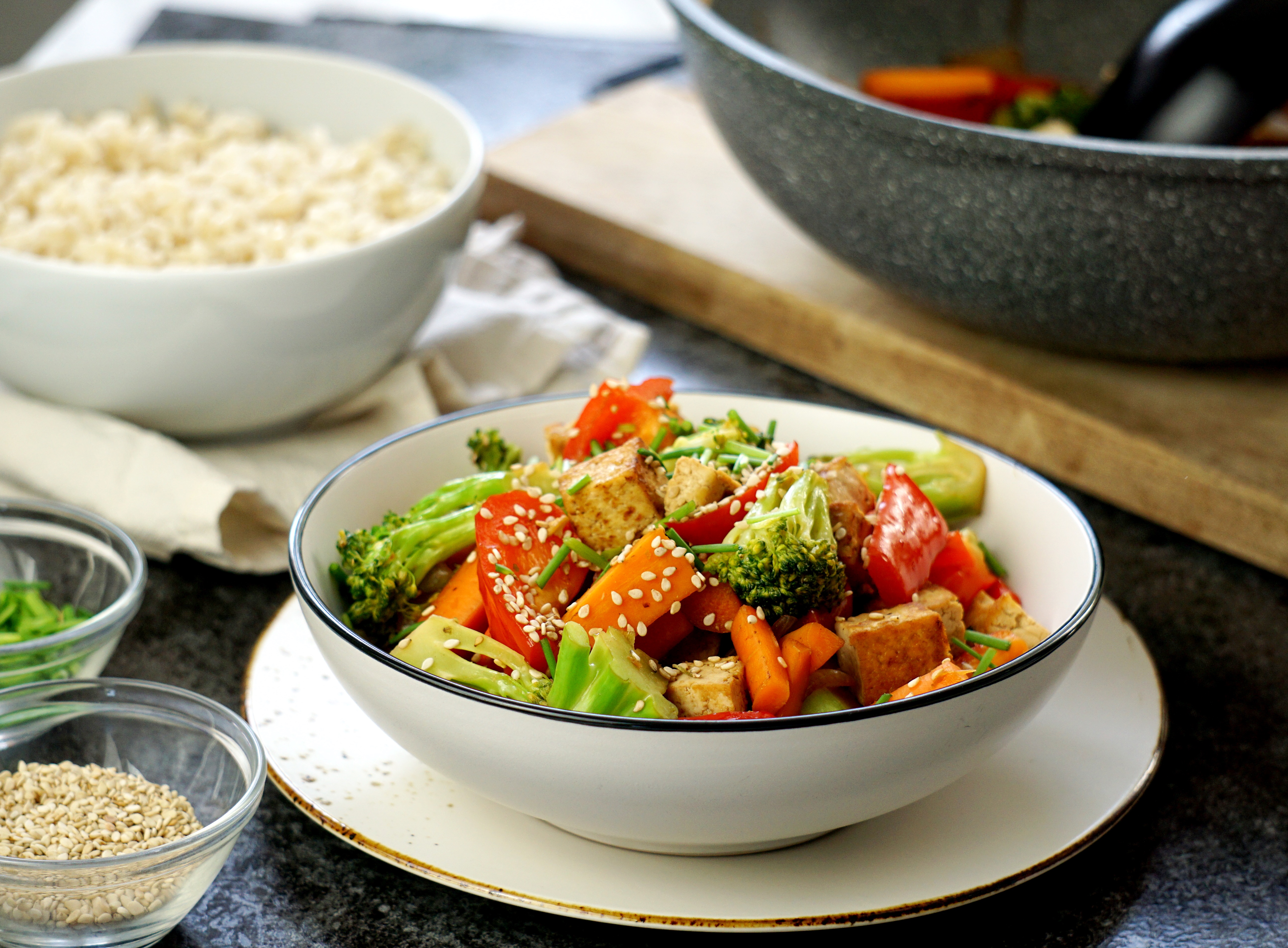 Stir fry rápido com tofu e legumes – VEGAN &amp; COLORS