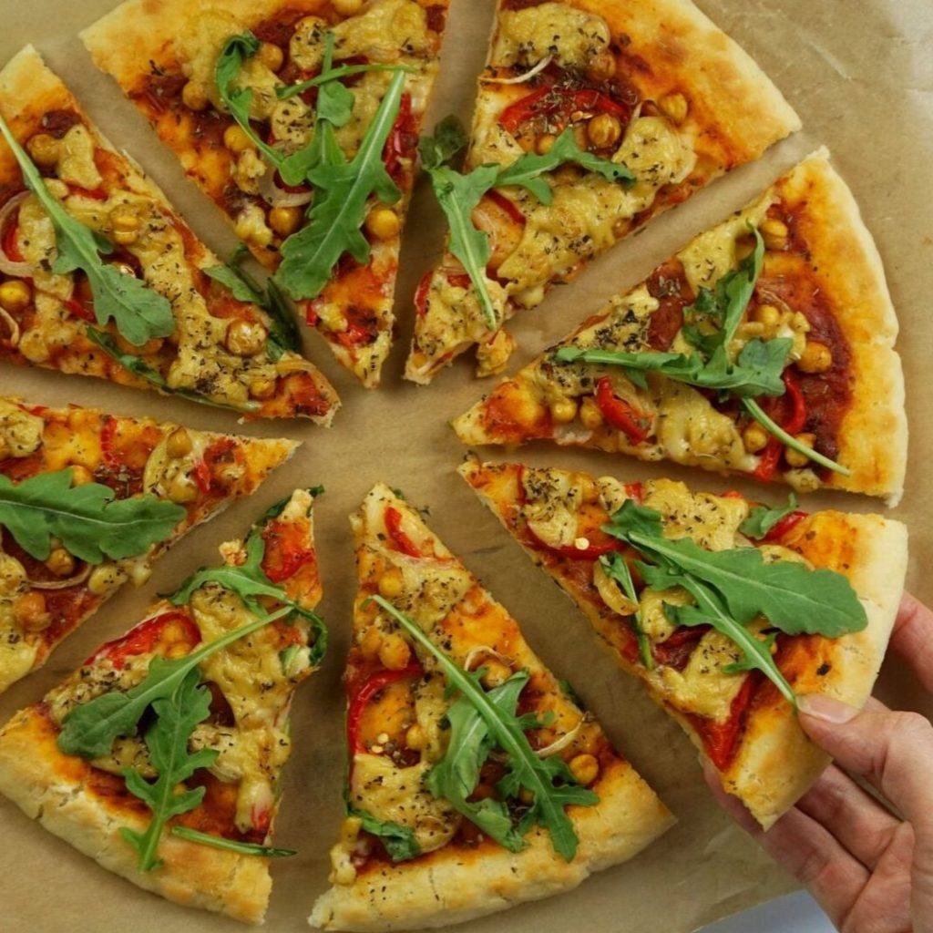 Massa de pizza vegana sem glúten perfeita: crocante por fora e macia por dentro 