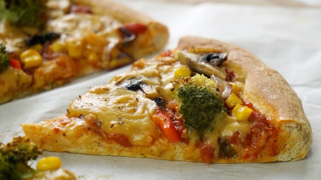 Pizza vegana rápida completa com queijo de 3 minutos
