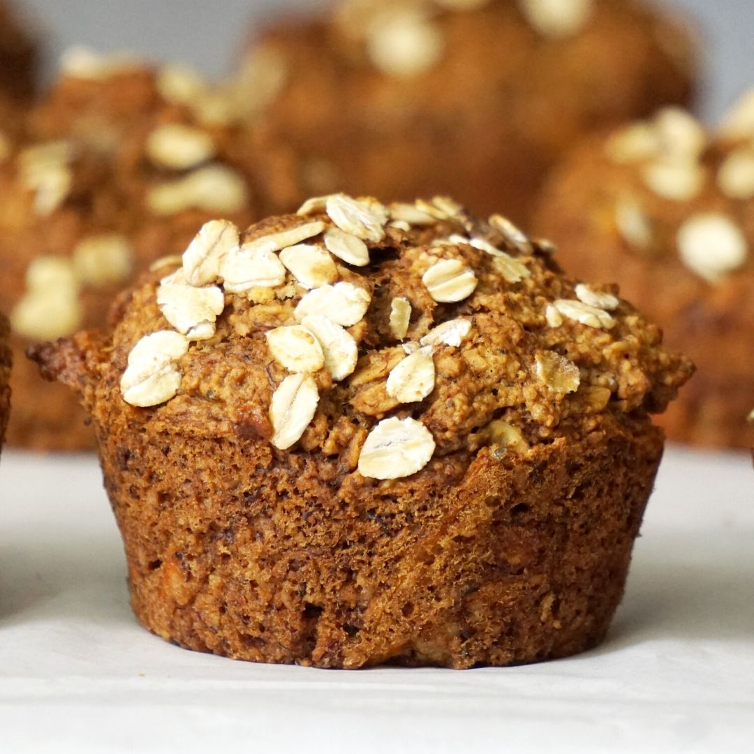 Muffins saudáveis de banana, aveia e cenoura VEGAN & COLORS